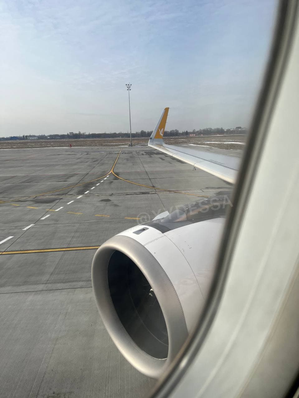 В Одессе пассажир самолета предотвратил возможную аварию: вовремя заметил лишнюю деталь на крыле